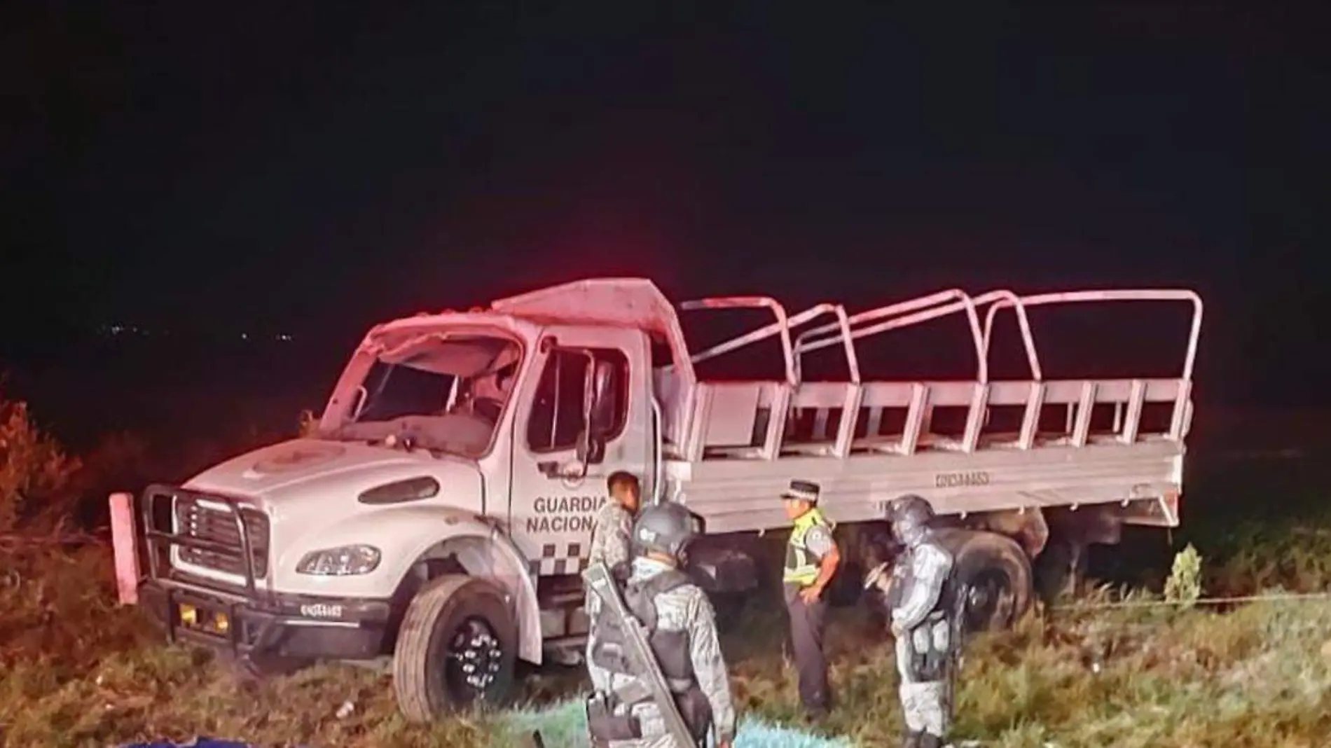 Un elemento de la Guardia Nacional muerto y 24 heridos fue el saldo de la volcadura de un camión oficial